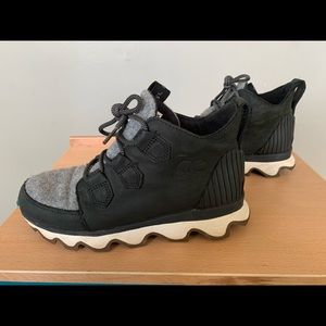 Lace up, ankle height. Waterproof. Used.